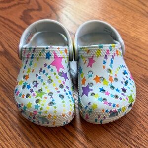 CROCS Disco Dance Party print clogs - size C8 - like new!